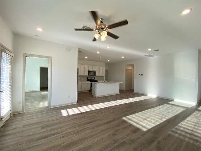 Building Photo - 203 Sweetwater Crk Ln