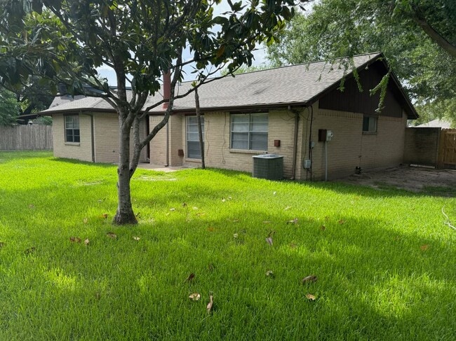 Building Photo - 5613 Countryaire