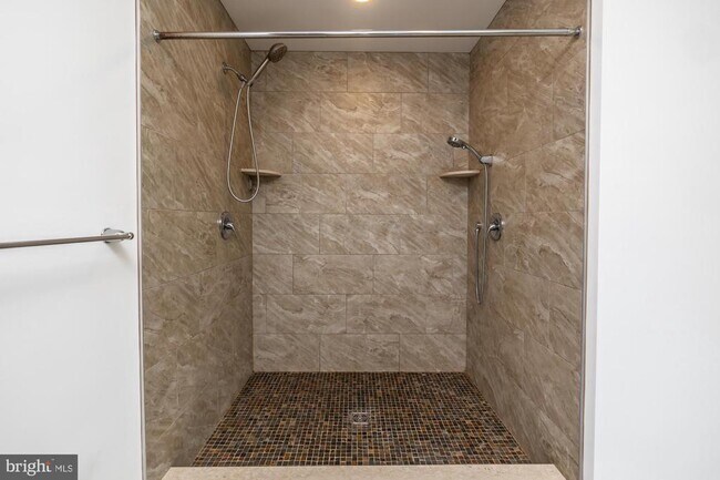 Building Photo - 411 James St