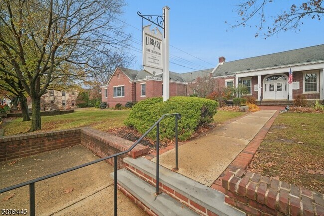 Building Photo - 246 Main St