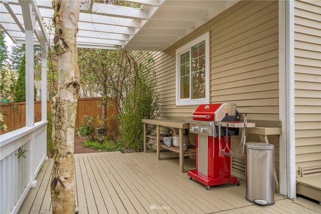 Building Photo - Spacious 5-Bedroom Home with Backyard Oasi...