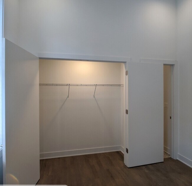 Building Photo - 2120 W Belmont Ave