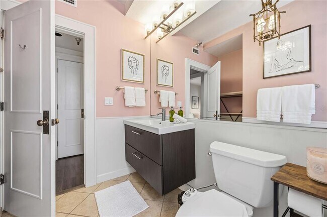 Building Photo - 1221 N Palm Ave