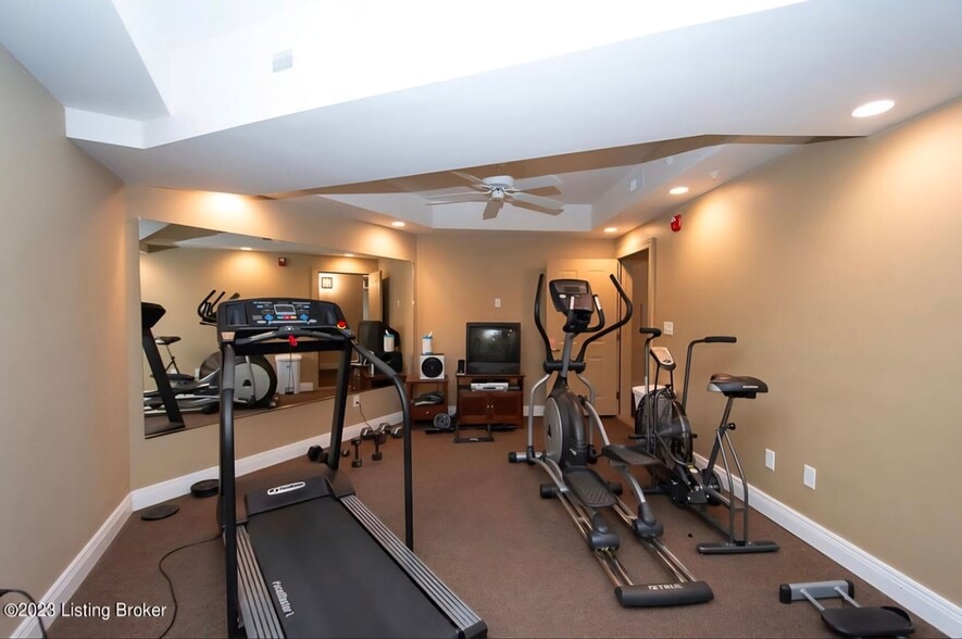 Building Photo - 2411 Brownsboro Rd