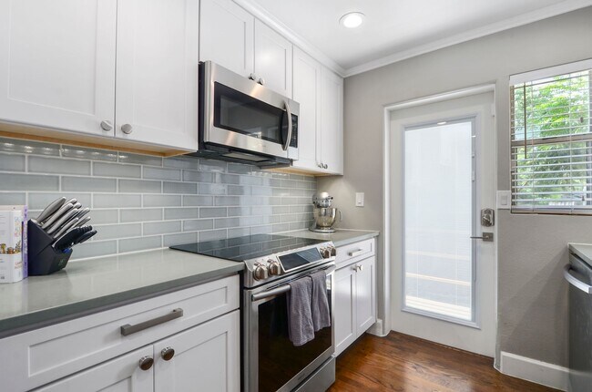 Building Photo - 2/2 condo downtown-Walk to Lake Eola