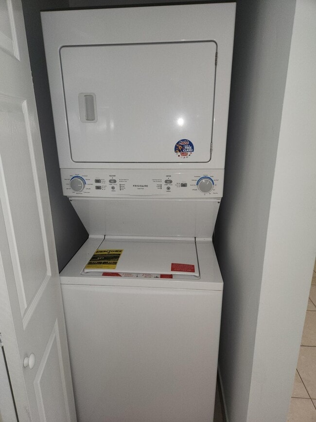 Building Photo - 210 NW 13th Ave