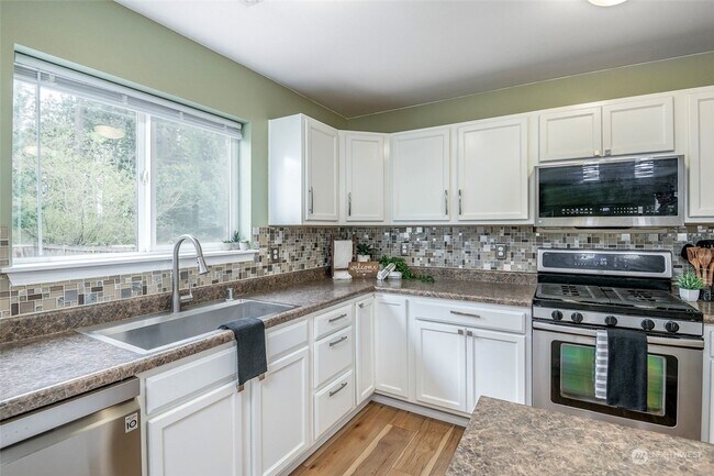 Building Photo - Large 3 bedroom pet friendly home at a gre...