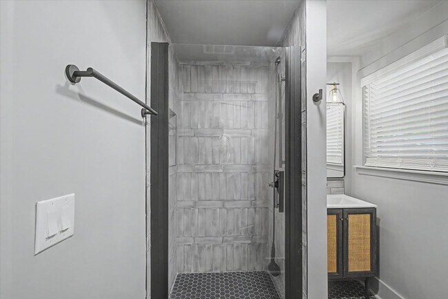 Building Photo - Completely redone 1 bedroom - move in special