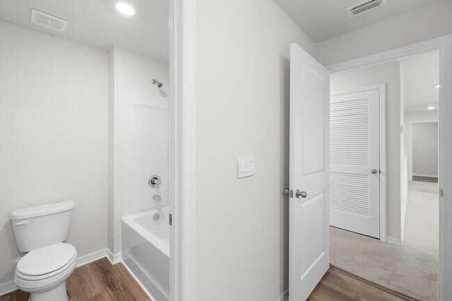 Building Photo - Spacious 5 Bedroom in Parrish!