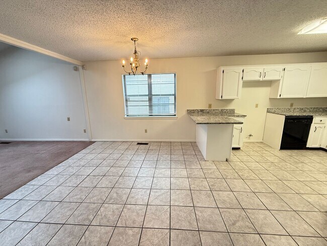 Building Photo - 3 Bedroom Duplex: One bed Downstairs, 2 large bedrooms upstairs