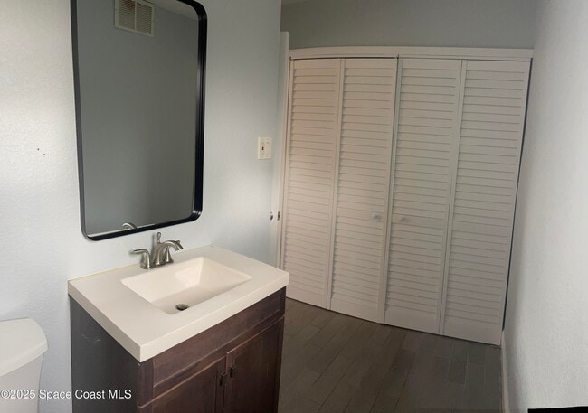 Building Photo - 6100 Ridgewood Ave