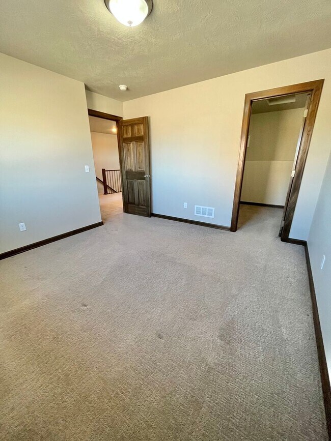 Building Photo - 3 Bed/2.5 Bath Townhome For Rent!