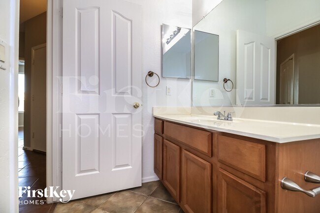 Building Photo - 5411 S Dove Hollow