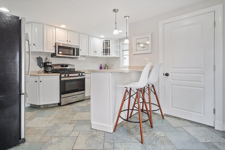 Kitchen/Breakfast Bar - 609 Main St
