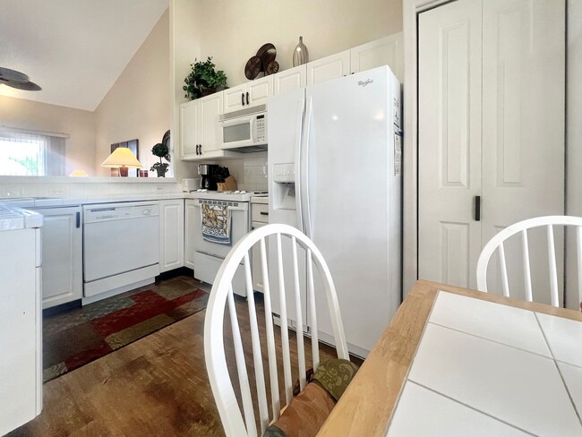 Building Photo - 2 Bedroom 2 Bathroom Fully Furnished secon...