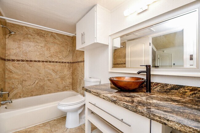 Building Photo - 6000 Inwood Dr