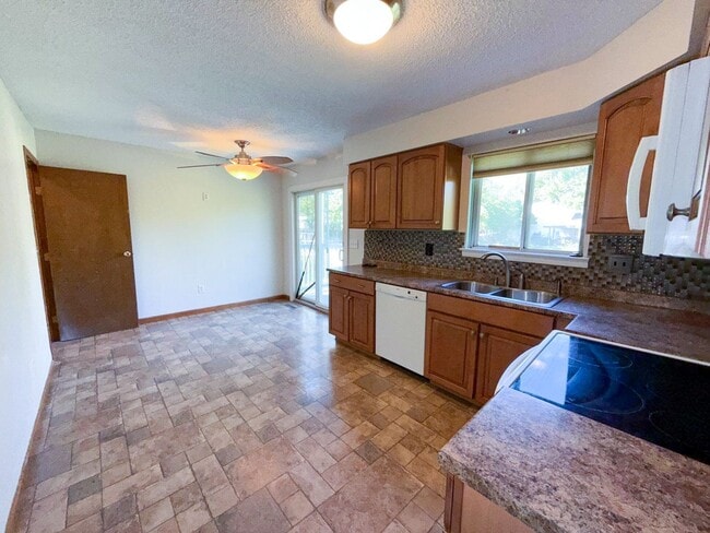 Building Photo - Stylishly Renovated 4-Bedroom Ranch with F...