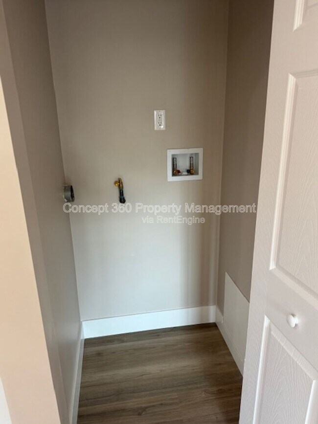 Building Photo - 318 E Heath Ln