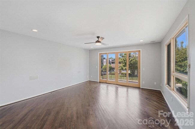 Building Photo - 919 Westbrook Dr