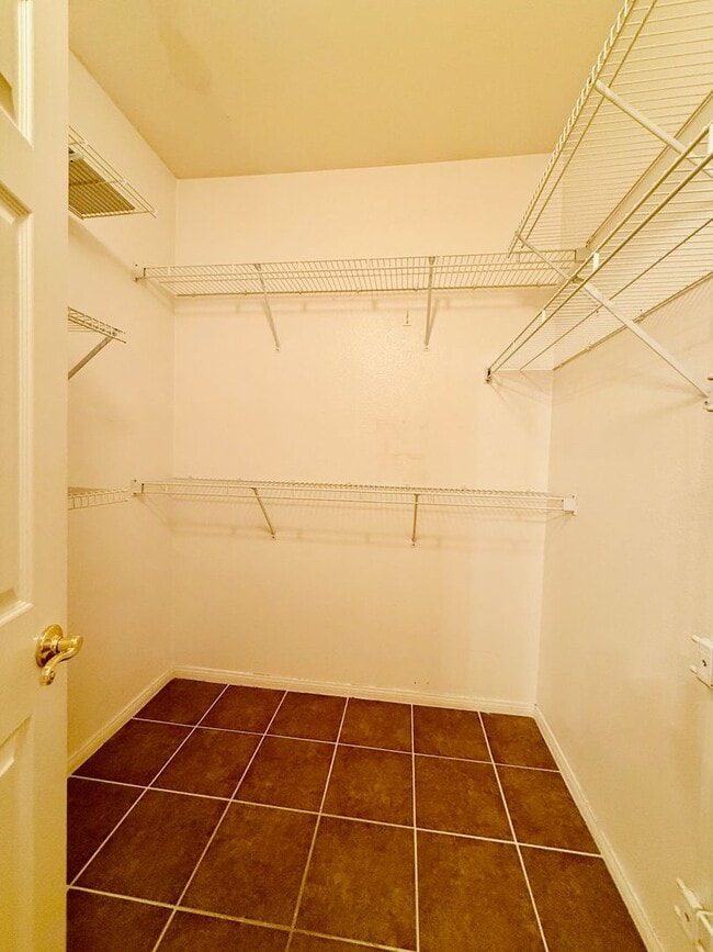 Building Photo - Enjoy resort-style living in this stylish ...