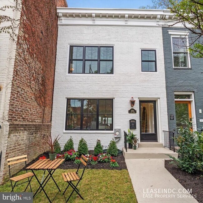 Building Photo - 1708 1/2 10th Street NW-