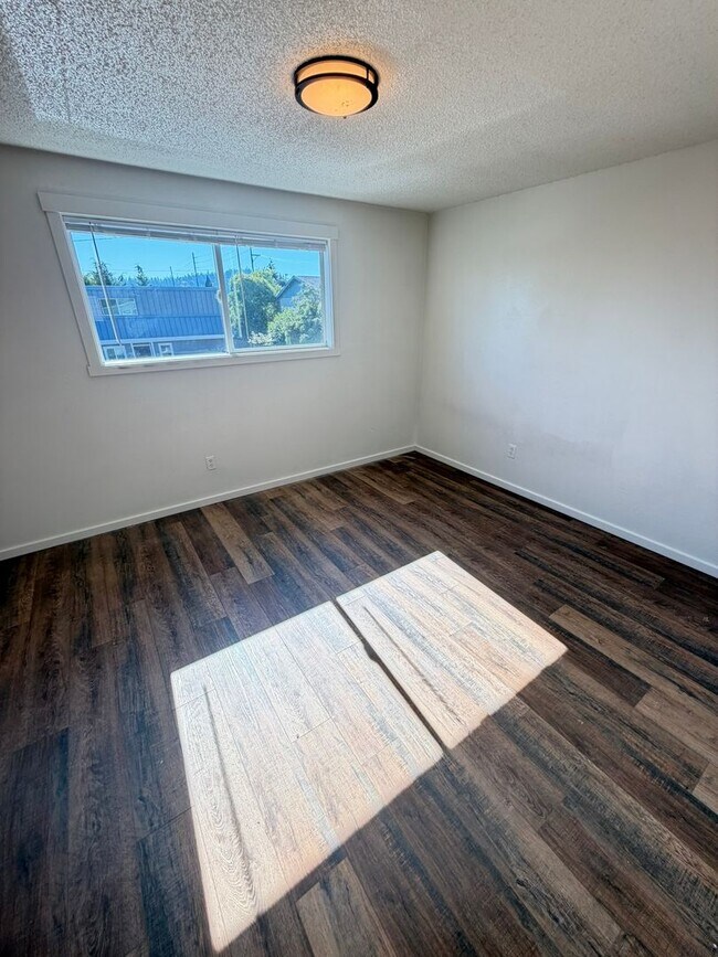 Building Photo - 2 Bedroom Town House!
