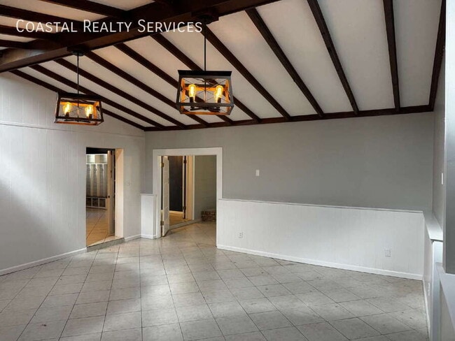 Building Photo - 32 Bay Dr NE