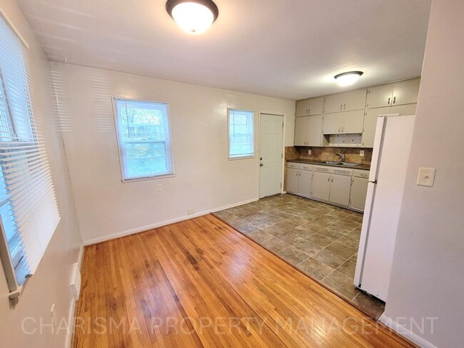 Building Photo - SPACIOUS TWO BEDROOM ONE BATH DUPLEX!! GRE...