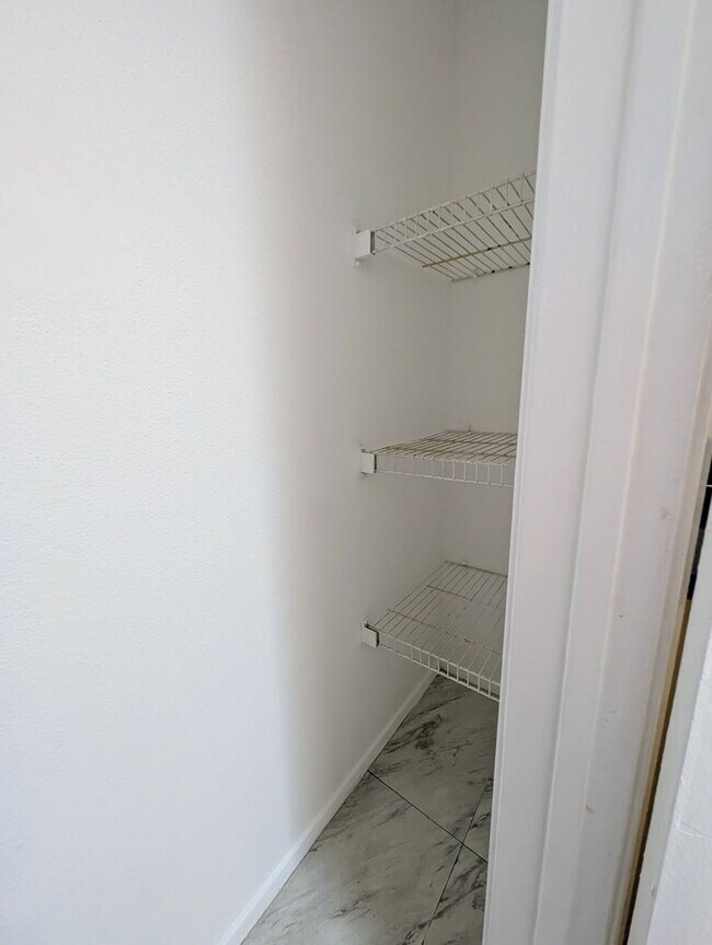 Building Photo - Bright & Well-Located 1BR/1BA Condo – Kendall Area