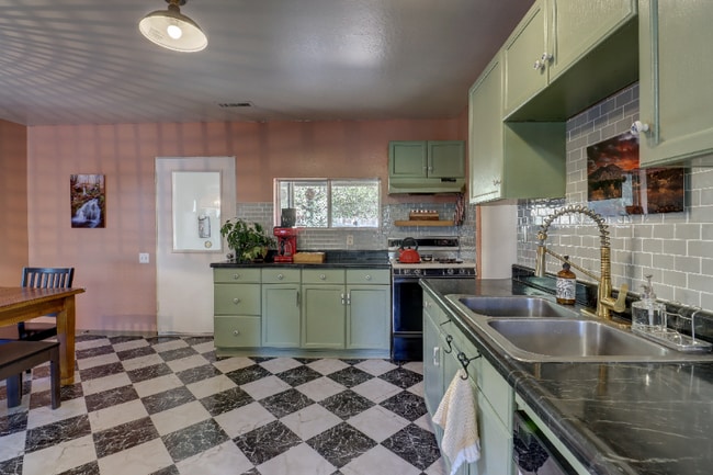 Building Photo - 2807 Willow Creek Rd