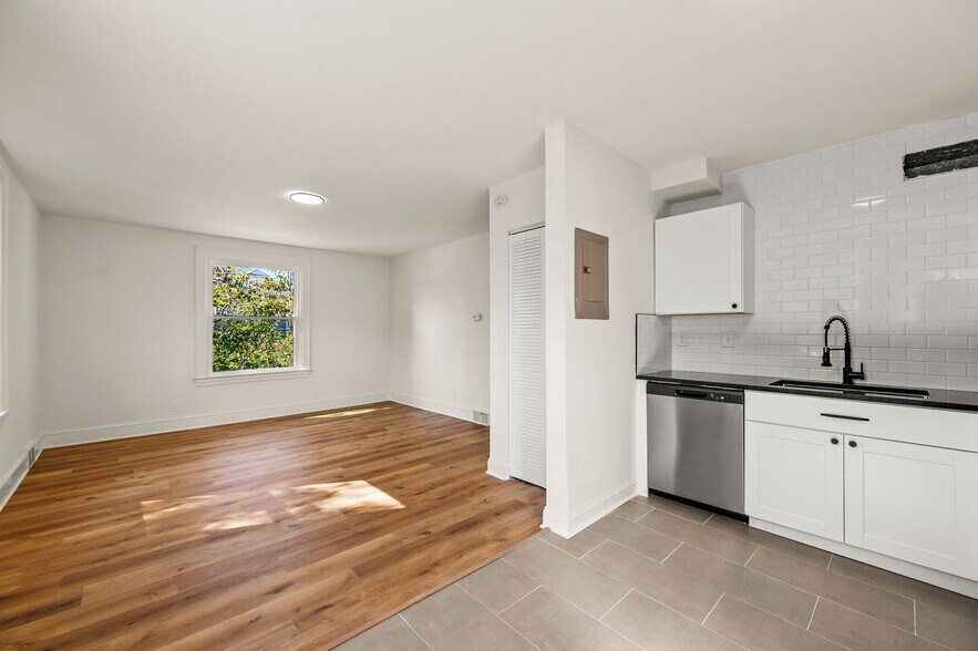 Building Photo - 209 N Spring St