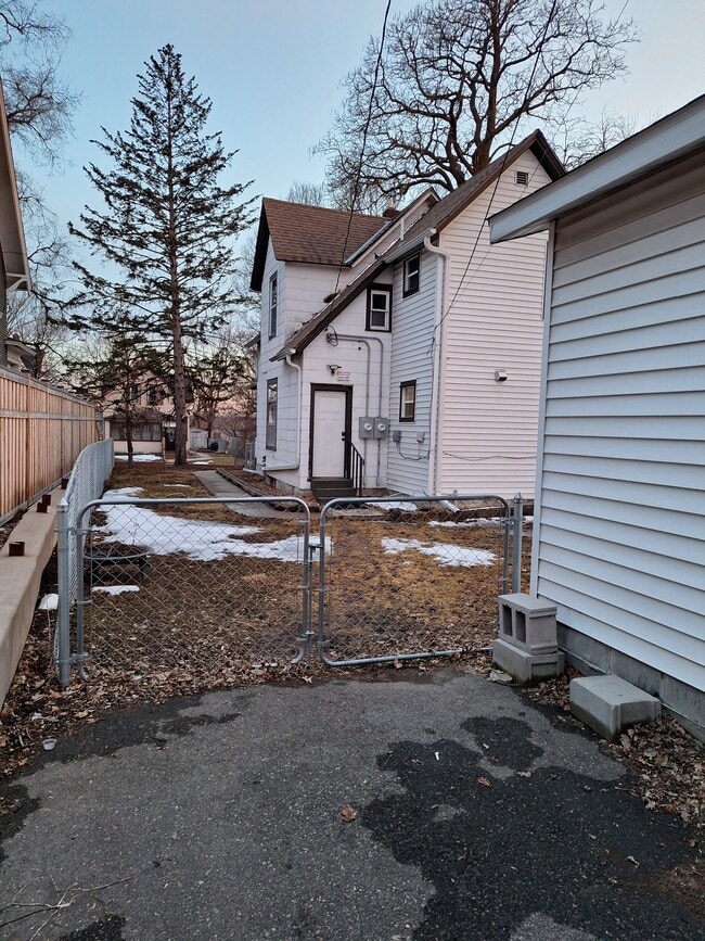 Building Photo - 675 Magnolia Ave E