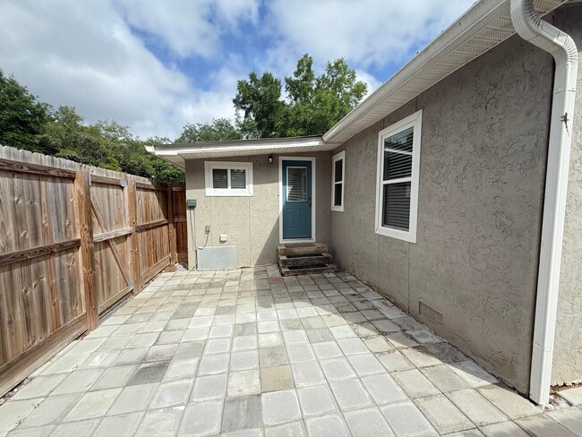 Building Photo - 115A Montrose Dr