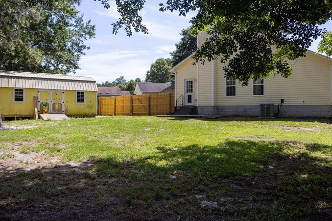 Building Photo - **HALF OFF FIRST MONTHS RENT**3 bedrooms, Fenced in backyard, 12x24 shed, NO breed restrictions!