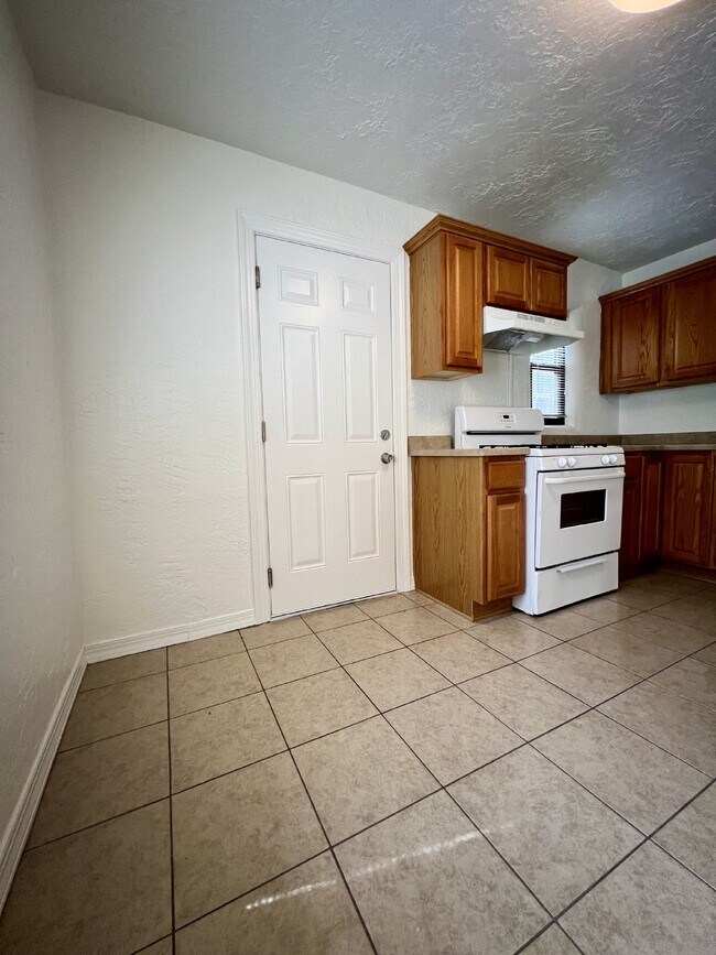 Building Photo - 2 bedroom / 1 bath close to KAFB and I-25 Move-in Special!