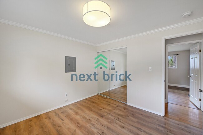 Building Photo - "Charming 3-Bedroom Bellevue Retreat: Cozy Comfort & Ideal Location!"