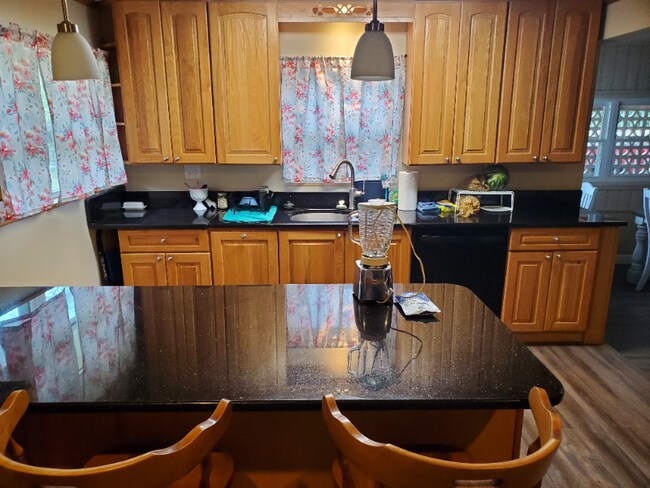 Building Photo - 53 Benton St