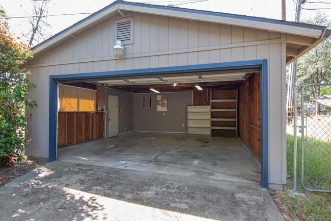 Building Photo - 2 Bedroom North Redding Home with Bonus Room. Completely Fenced!