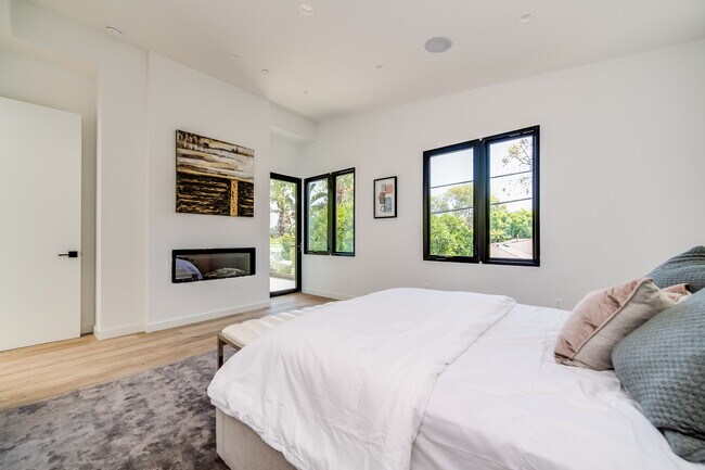 Building Photo - 370 N San Vicente Blvd
