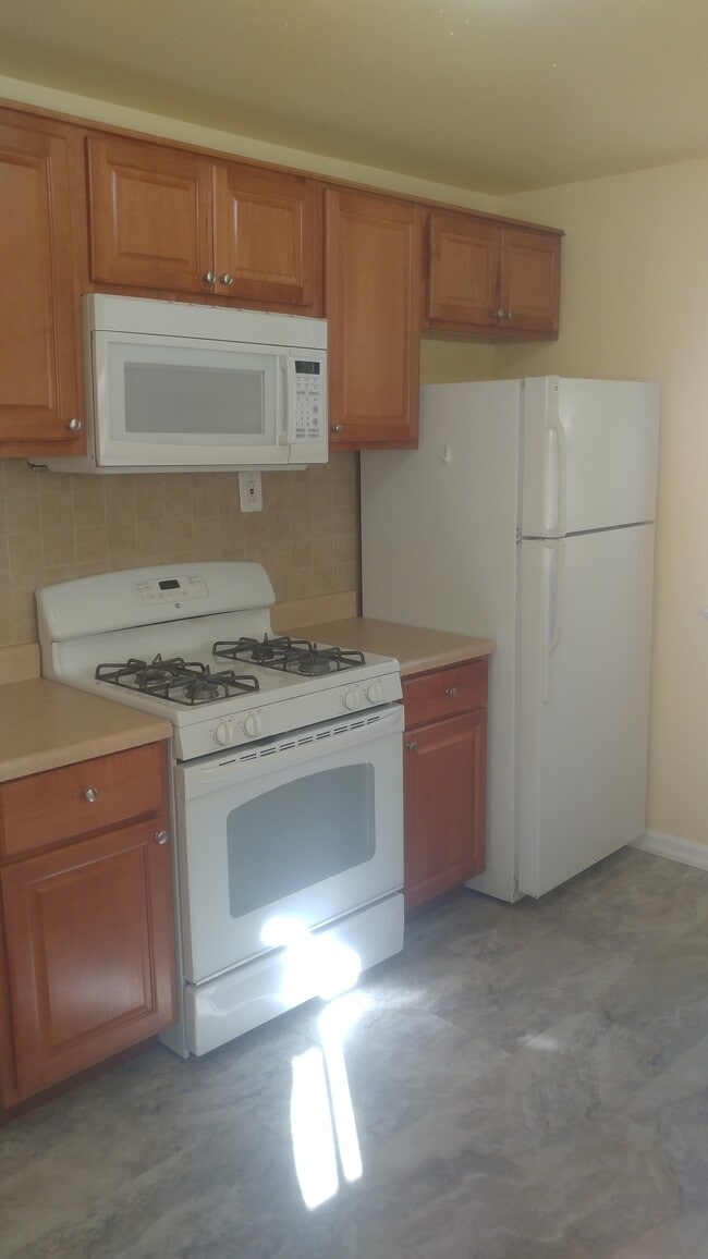 Building Photo - 9946 Carlyle Ave