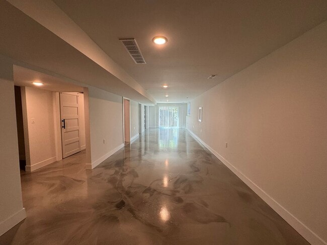 Building Photo - 4 Bedroom house with Second kitchen in basement