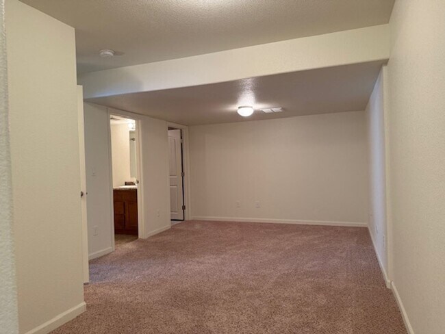 Building Photo - House For Lease