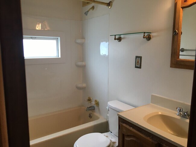 Building Photo - Awesome 3 BR 1 Bath Home with off street p...