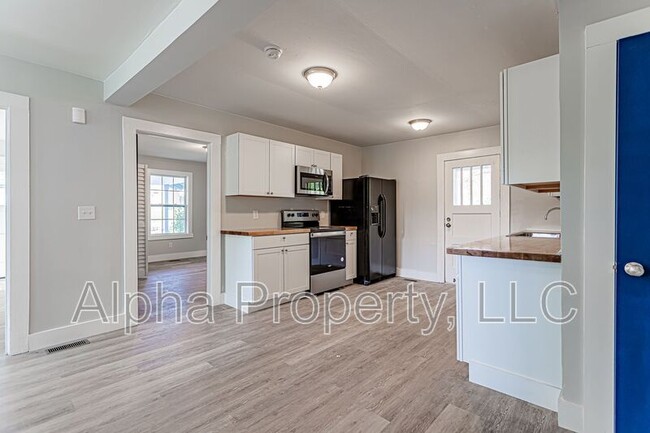 Building Photo - 741 Anderson Dr