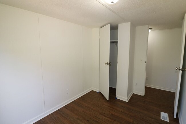 Building Photo - Newly Renovated Home