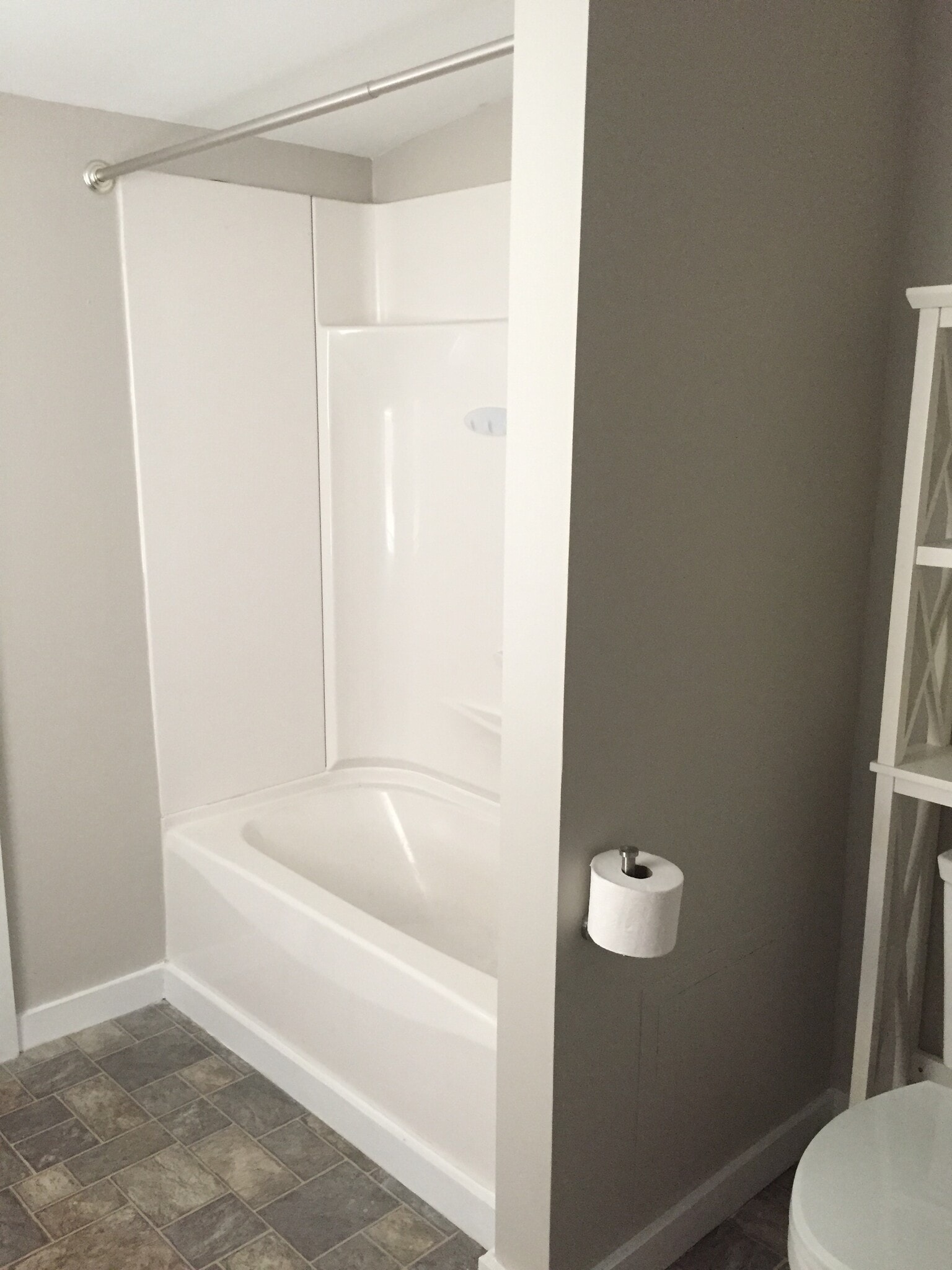 Tub/shower combo - 1001 Main St