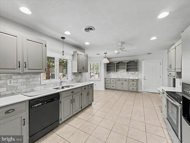 Building Photo - 330 Parkwood Dr