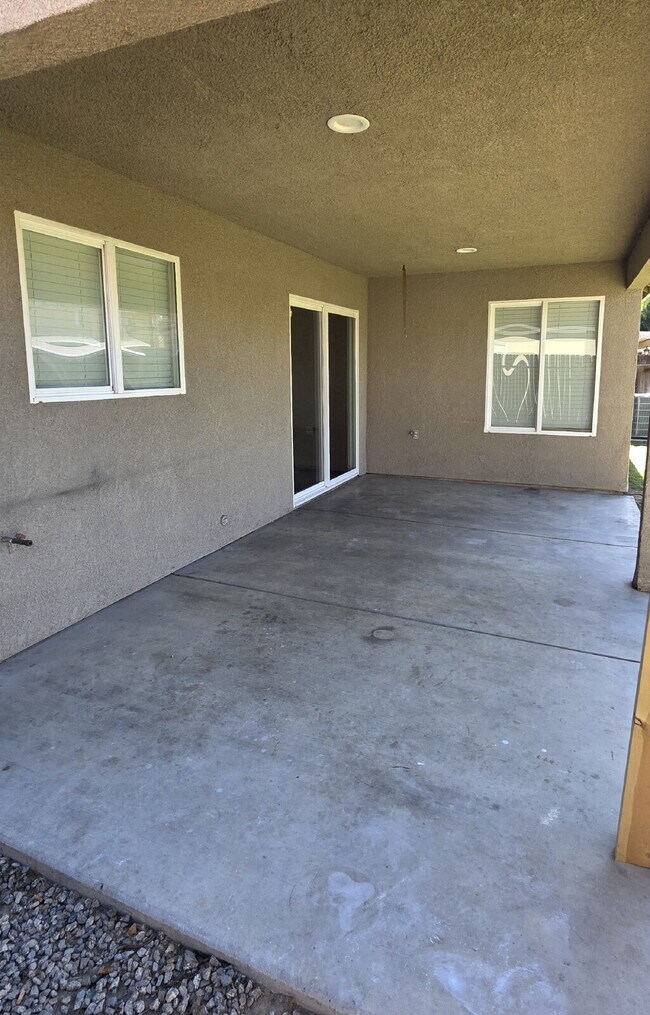 Building Photo - Beautifully Remodeled 4 Bed, 2 Bath Home with Spacious Backyard!
