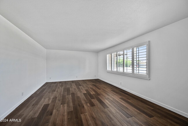 Building Photo - 530 E Fairmont Dr