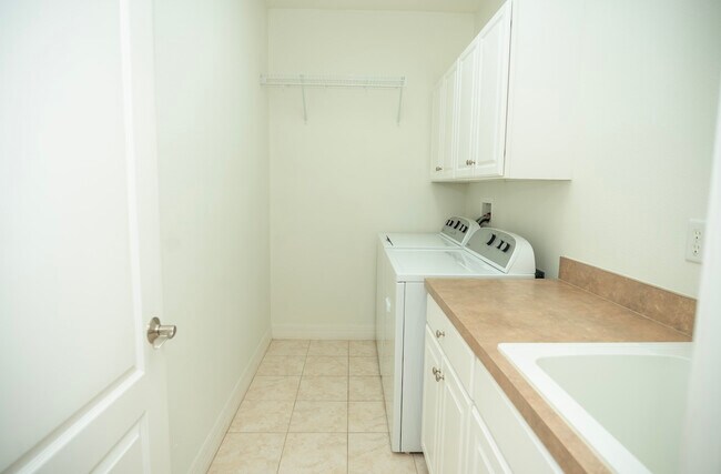 Building Photo - 603 S Gomez Ave